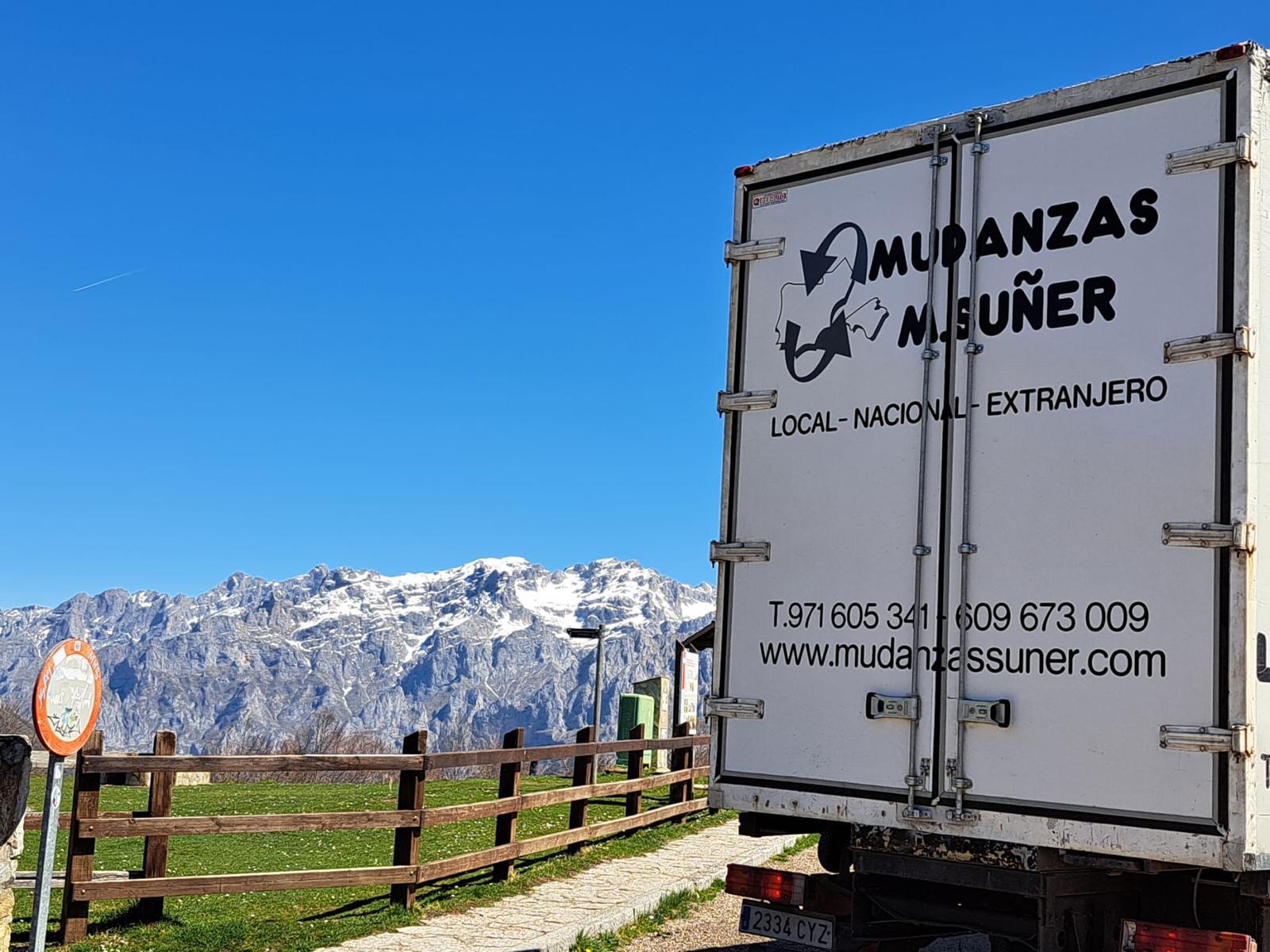 Camión de Mudanzas M. Suñer en la ruta Mallorca a Madrid