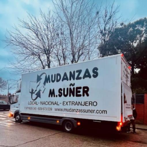 Camión de Mudanzas M. Suñer preparado para un traslado