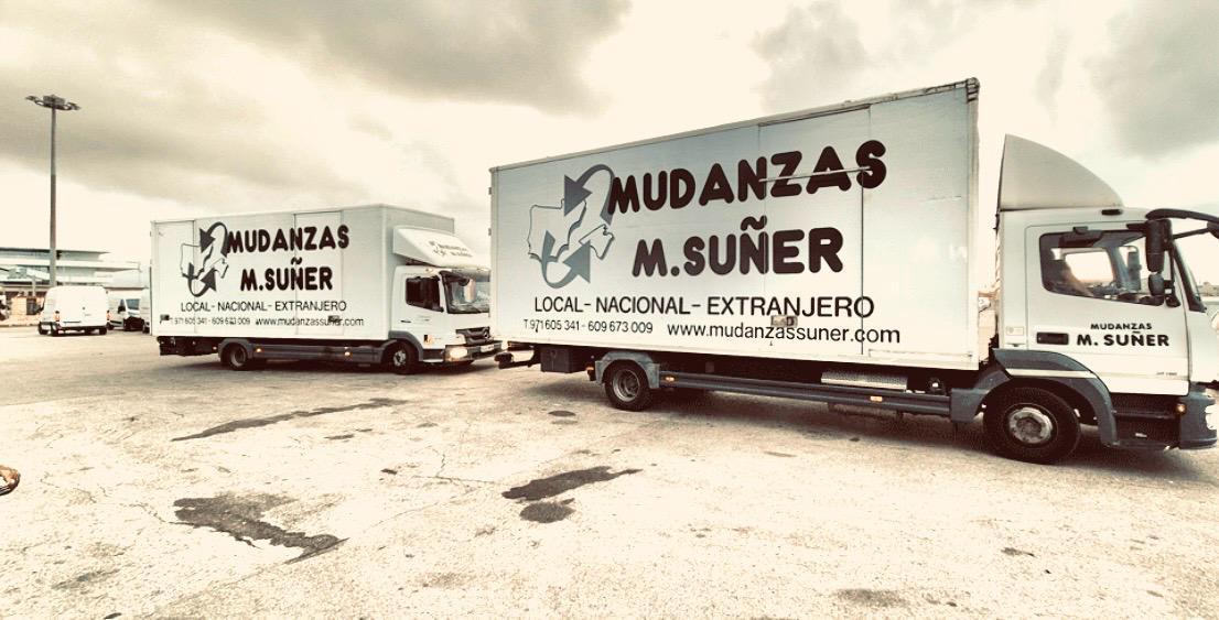Dos camiones de Mudanzas M. Suñer preparados para un nuevo traslado